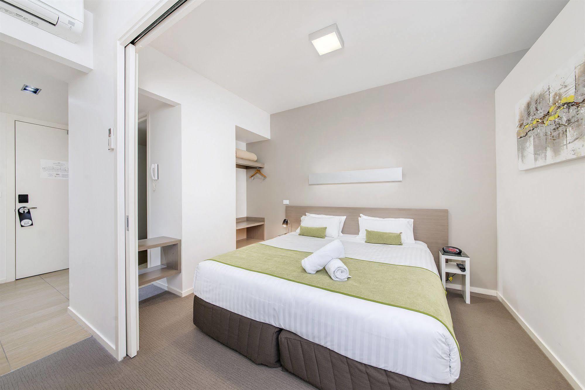 Abode Gungahlin Aparthotel Канбера Екстериор снимка