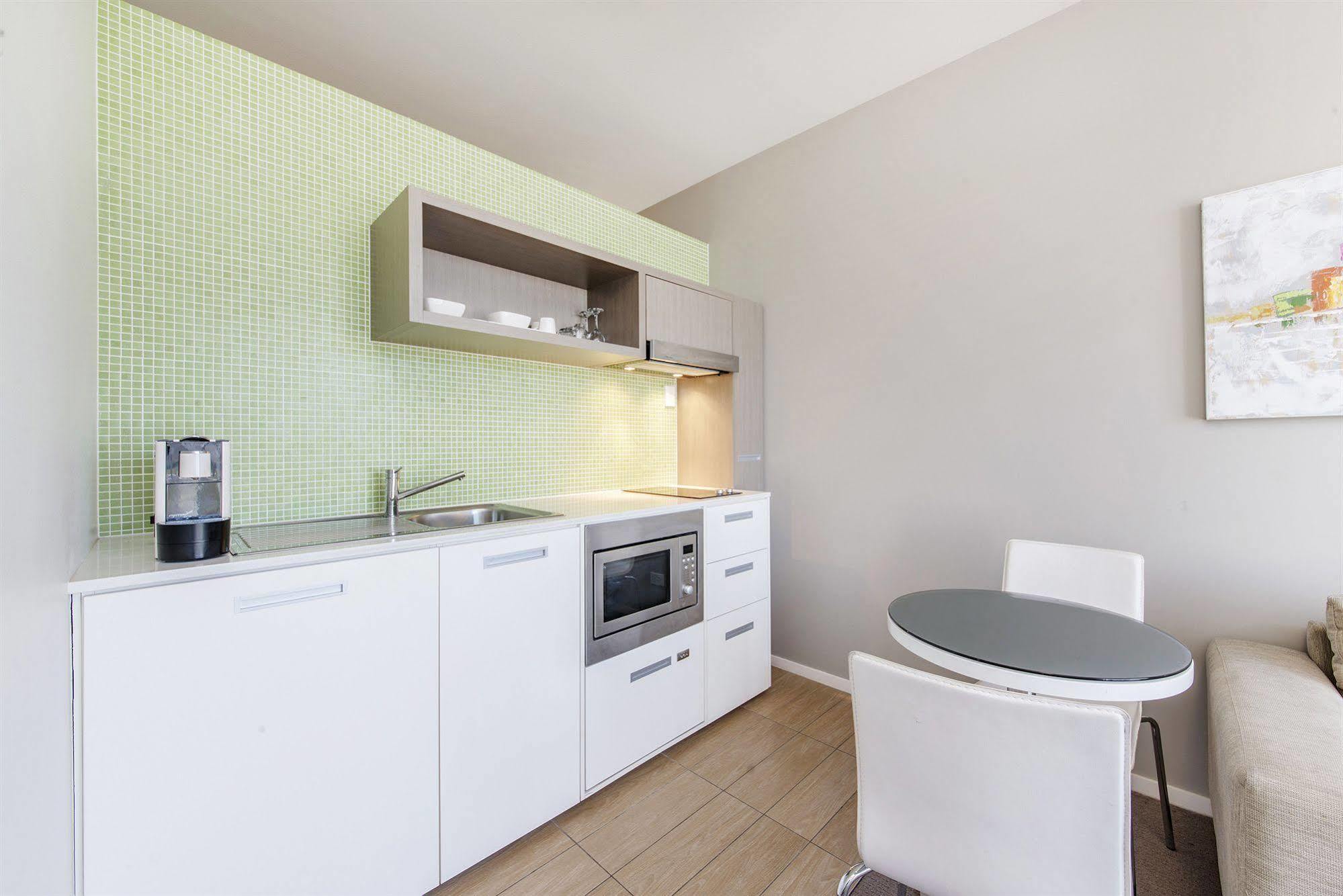 Abode Gungahlin Aparthotel Канбера Екстериор снимка