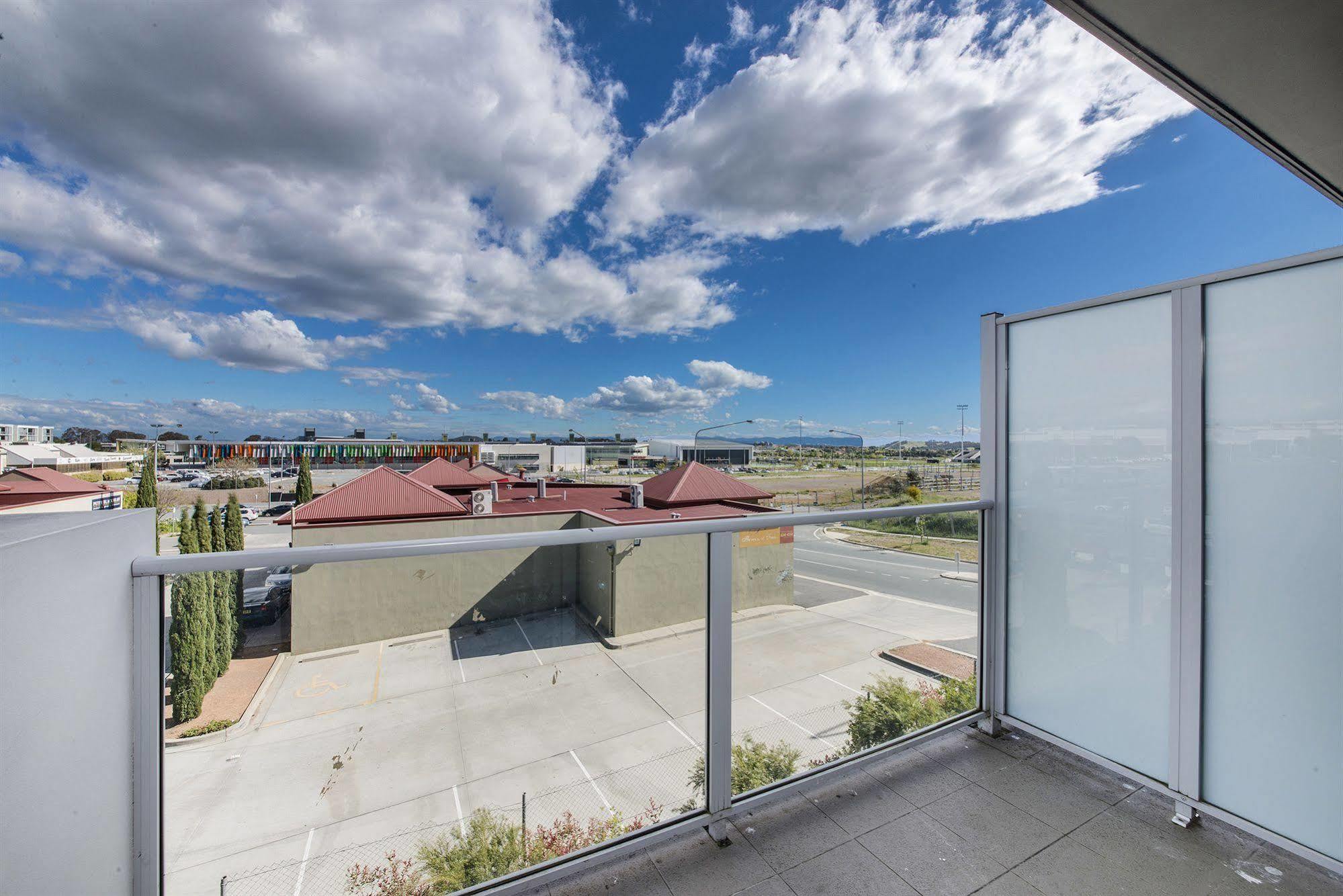 Abode Gungahlin Aparthotel Канбера Екстериор снимка
